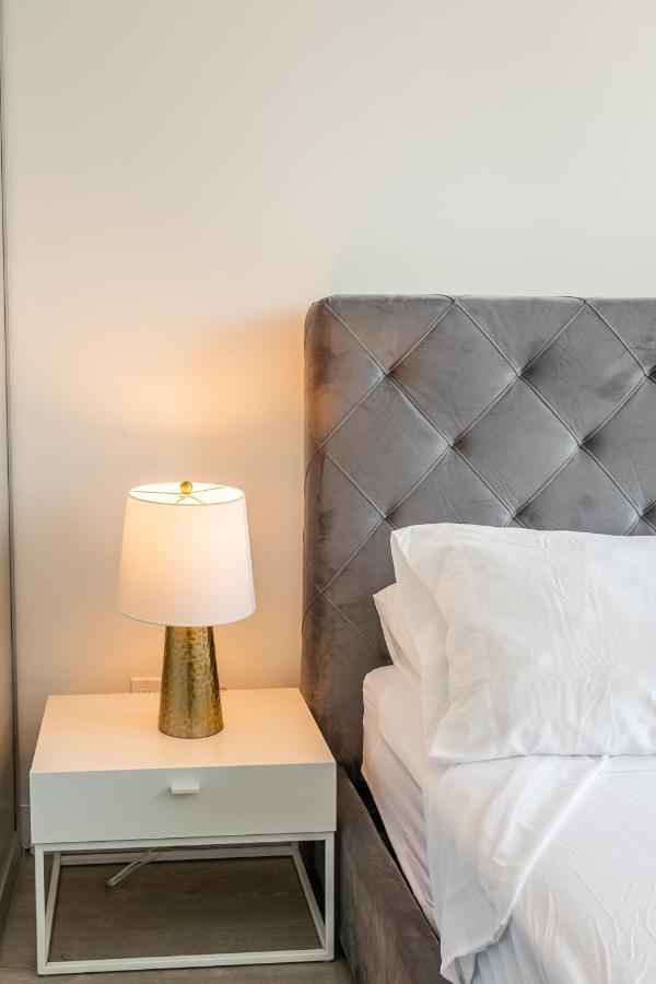 Luxury 2 Bedroom In The Heart Of Entertainment District W/ Cn Tower View Toronto Extérieur photo